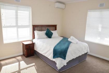 Immaculate 4 Bed House in Cape Town - image 25