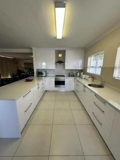 Immaculate 4 Bed House in Cape Town - image 29