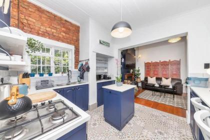 Vibrant 2BD Contemporary HomeObservatory! - image 10