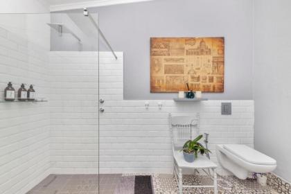 Vibrant 2BD Contemporary HomeObservatory! - image 25