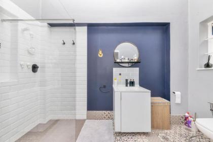 Vibrant 2BD Contemporary HomeObservatory! - image 4