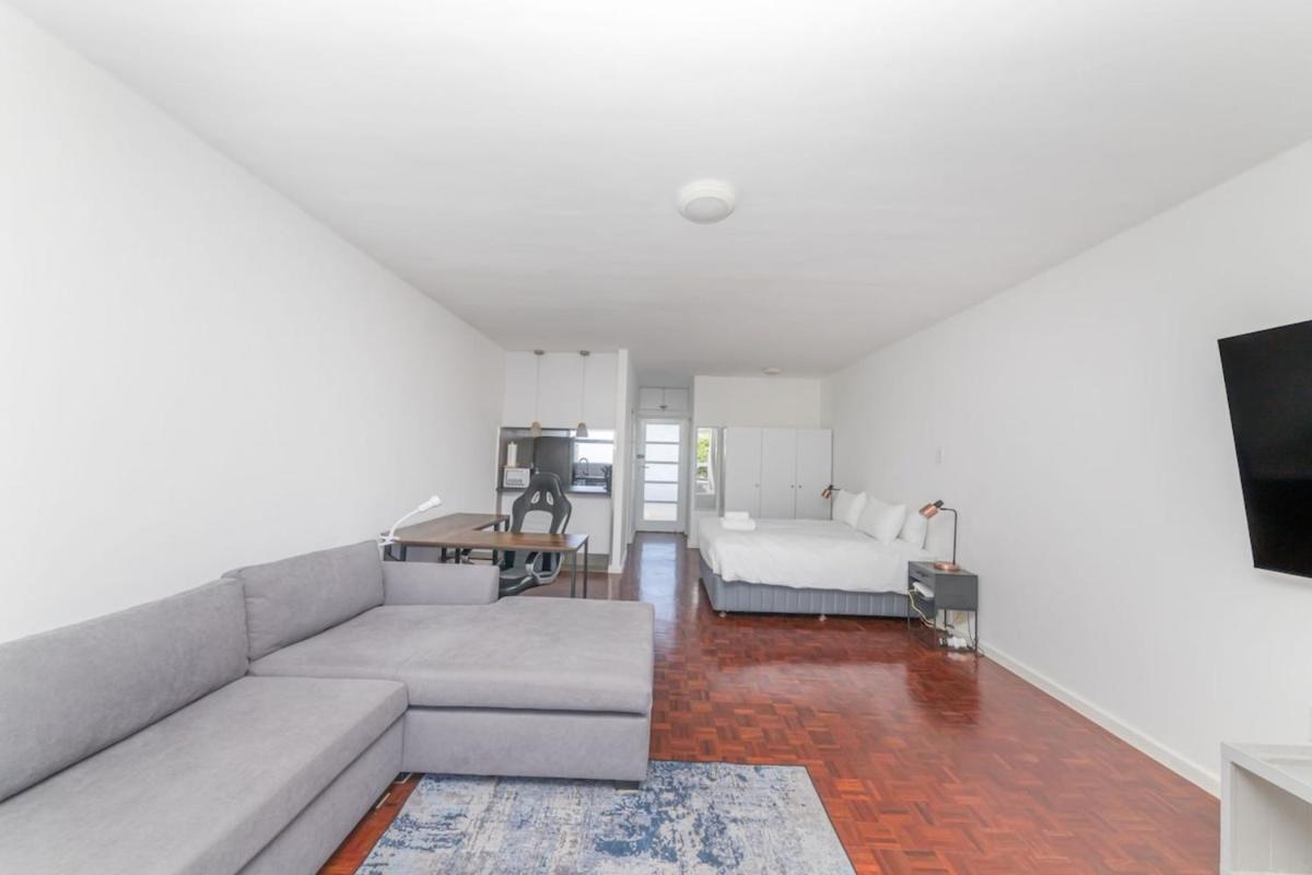 Spacious Studio Apartment with Balcony Wynberg! - image 2