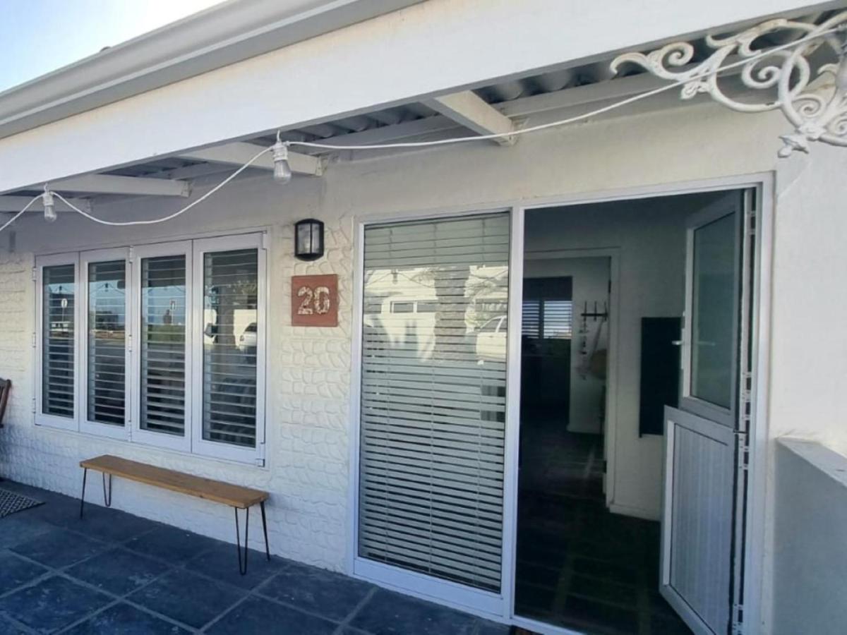 Sun Kiss Beach Cottage - image 5