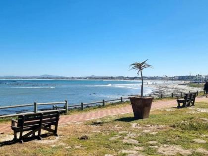 Sun Kiss Beach Cottage - image 9