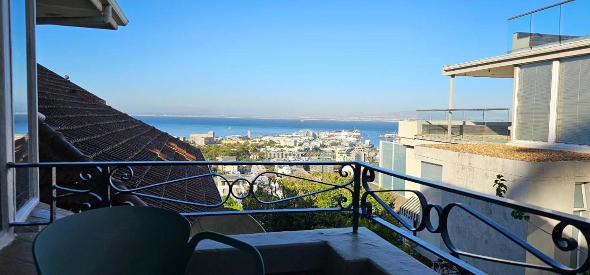 Spacious 2 bedroom Apartment - Harbour views - main image