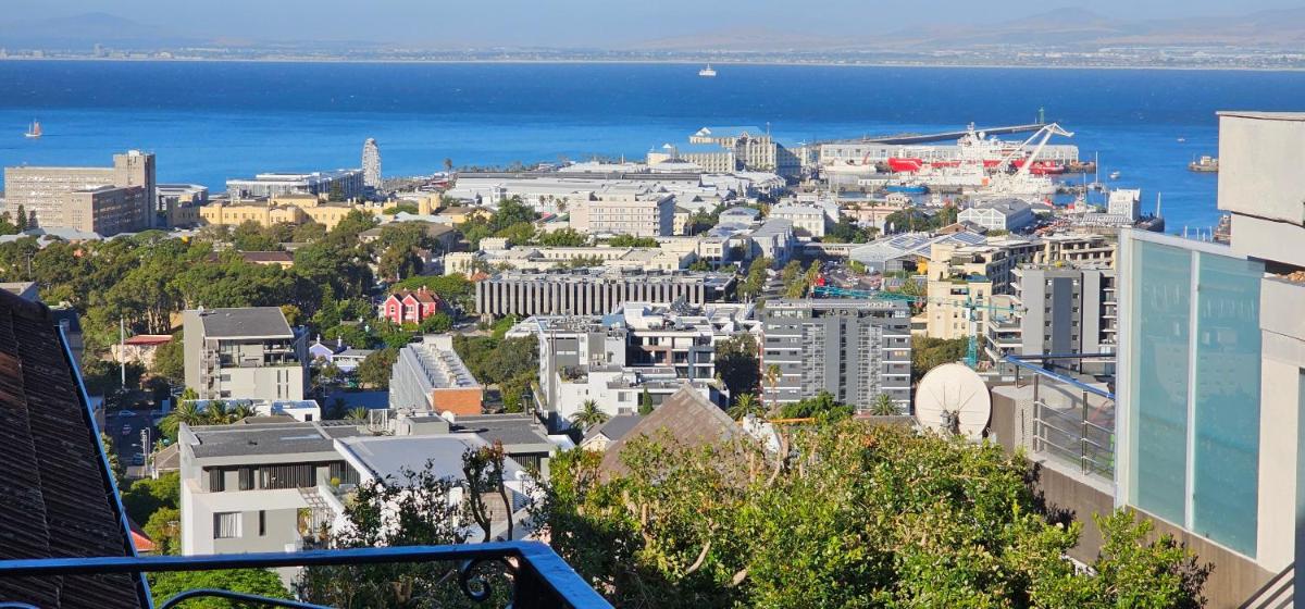 Spacious 2 bedroom Apartment - Harbour views - image 2